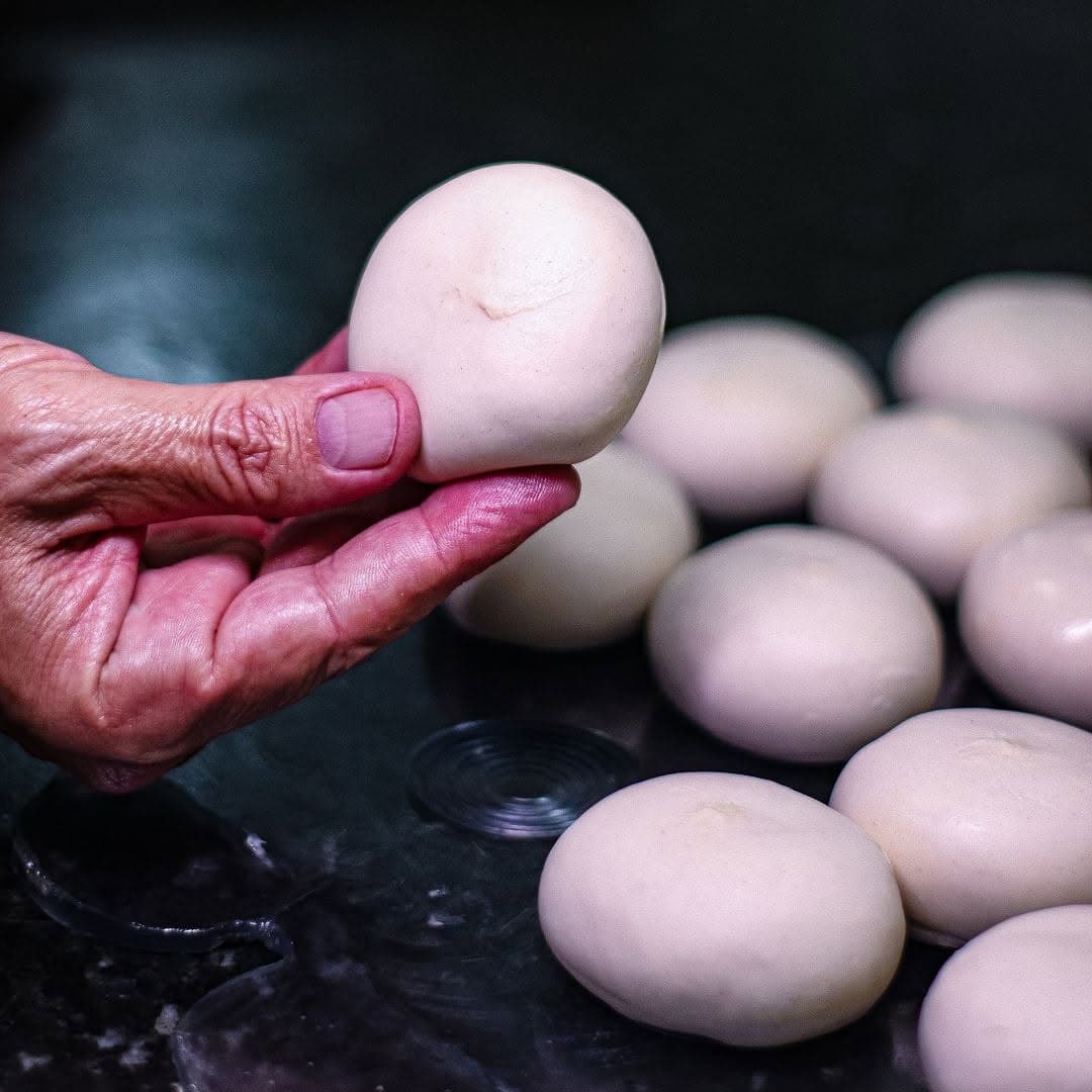 Modelagem artesanal da massa na produção Massa Fina