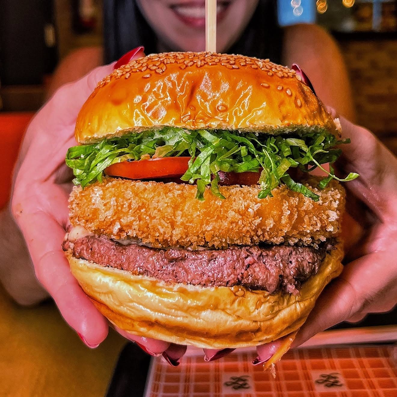Hambúrguer gourmet com pão de gergelim da Massa Fina