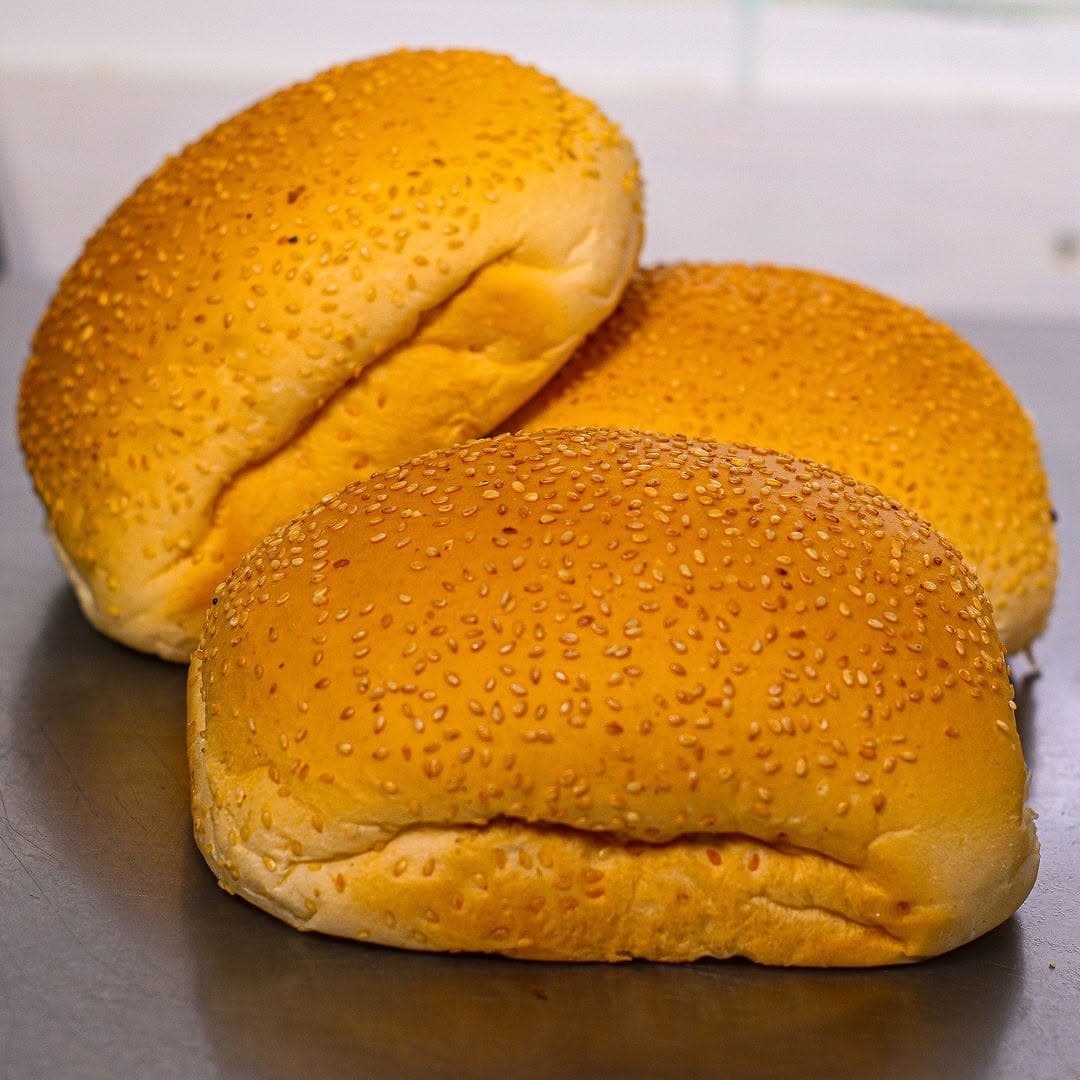 Pães de hambúrguer com gergelim da Massa Fina